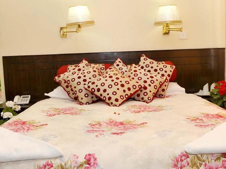 Hotel Buttercup Pokhara Exterior foto