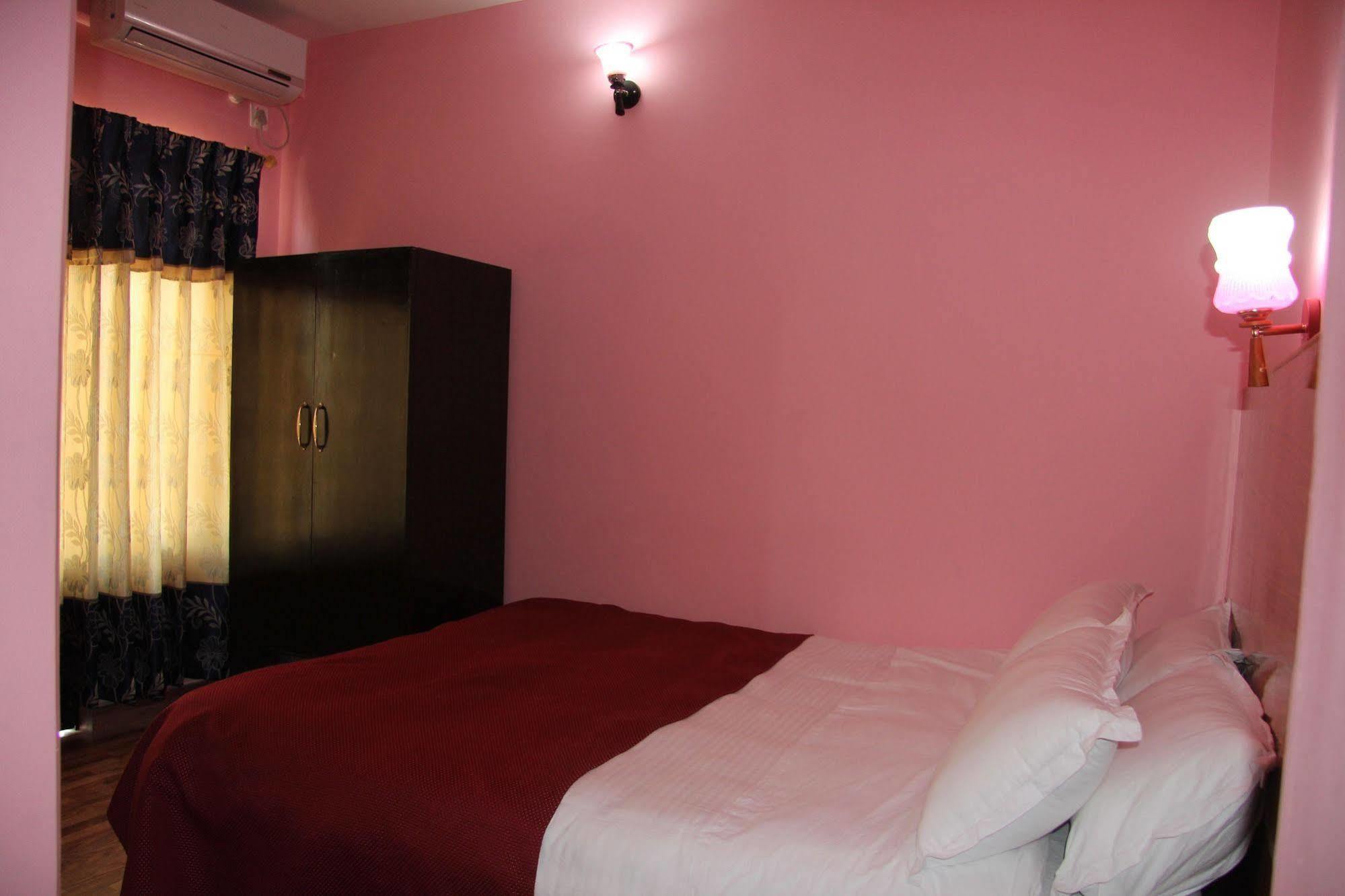 Hotel Buttercup Pokhara Exterior foto